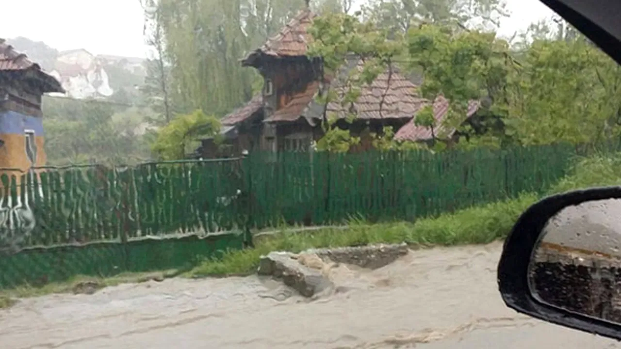 Tulcea: Un microbuz în care se aflau cinci persoane a fost prins de viitură. Oamenii au fost salvaţi de pompieri