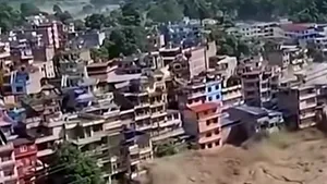 Viitură uriașă în Nepal și Tibet: cel puțin opt morți și aproape 400 de turiști dați dispăruți