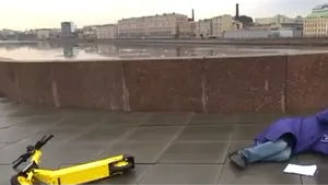 Un meteorolog a căzut de pe trotinetă în timp ce transmitea în direct la un post de televiziune