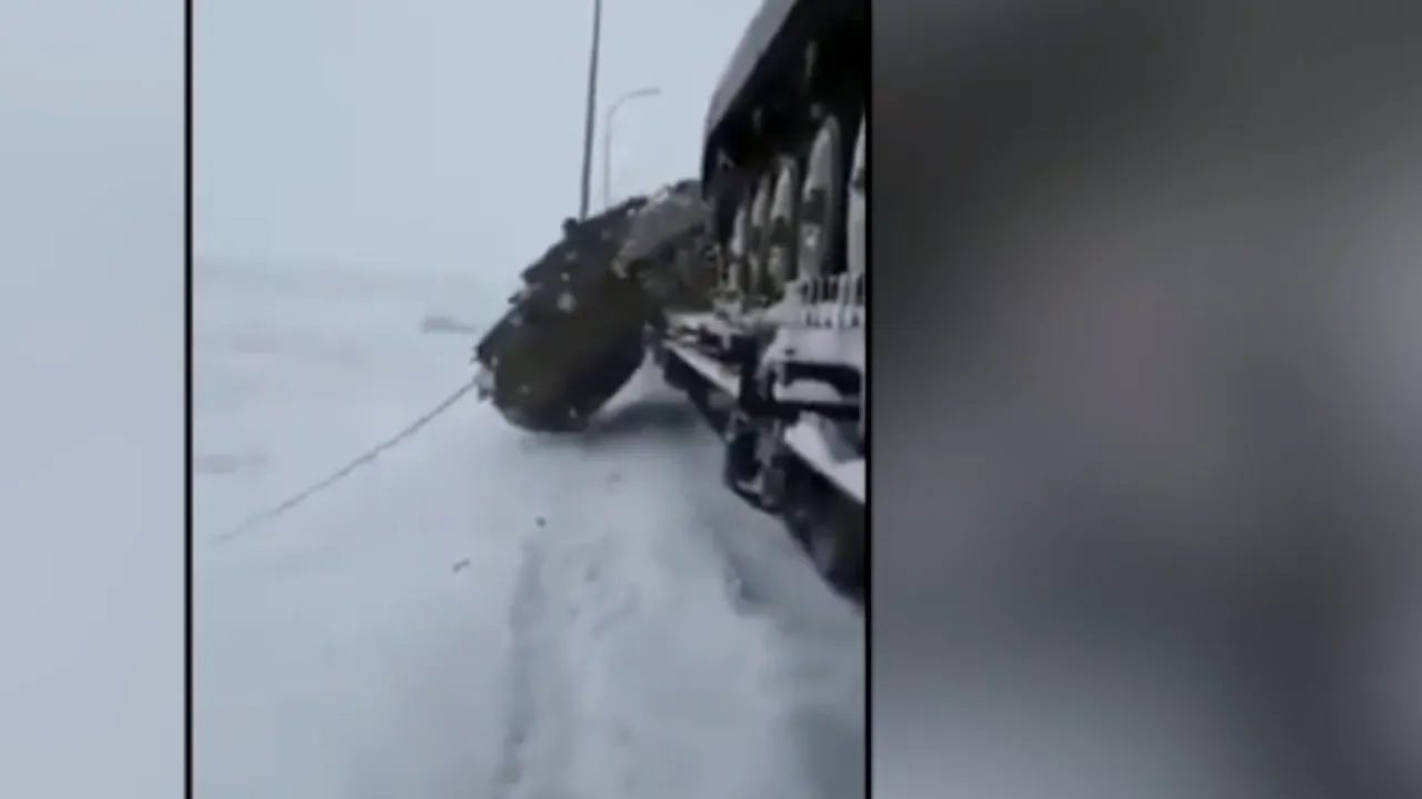 Armata rusă încearcă să descarce un tanc din tren, dar rezultatul este de toată jena

