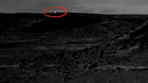 O lumină neidentificată surprinsă de roverul Curiosity pe Marte a aprins imaginaţia internauţilor - VIDEO