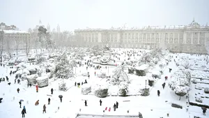 Spania a fost lovită de cea mai mare furtună de zăpadă din ultimii 50 ani. Zborurile se reiau treptat şi drumurile au fost curăţate