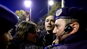 PROTEST la Universitate faţă de exploatarea gazelor de şist. Jandarmii au împiedicat manifestanţii să blocheze bulevardul