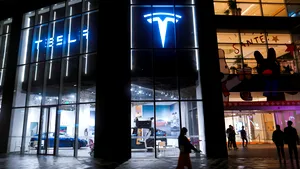 O puternică firmă de investiţii se aşteaptă ca acţiunile Tesla să atingă 3000 de dolari până în 2025
