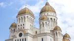 Peste 50 de sfinți sunt reprezentați pe ușile din bronz ale Catedralei Mântuirii Neamului