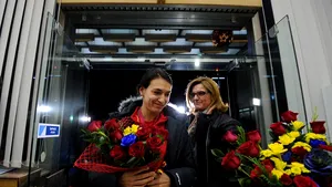 Componentele naţionalei de handbal a României s-au întors acasă. Ele au fost aşteptate de aproximativ 30 de fani la Otopeni. Cristina Neagu, despre bronzul de la CM: Cel mai frumos cadou pentru noi şi pentru toţi românii