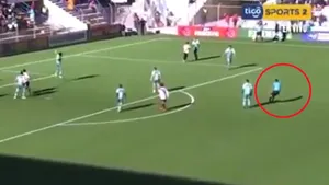 Dramă în timpul unui meci de fotbal: Un arbitru a murit, după ce s-a prăbuşit pe teren | FOTO, VIDEO