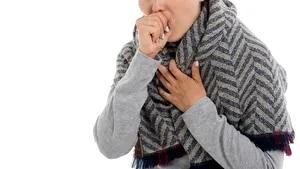 Unul din zece angajaţi ar rămâne acasă şi s-ar trata singur, dacă ar avea simptome de Covid-19