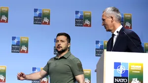 Zelenski, nemulţumit de lipsa de angajament a NATO / Surse: G7 va oferi Ucrainei capabilităţi militare