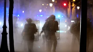 Un elev de 15 ani și-a pierdut o mână la protestele din Franța. Poliția suspendă folosirea grenadelor de șoc, după acuzații grave