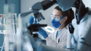 Raport: 82% dintre europeni acceptă AI în sănătate, dar încrederea rămâne la medici: viitorul este un model hibrid