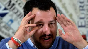 Matteo Salvini, liderul Ligii Nordului, atacat de protestatari cu roşii, ouă şi sticle