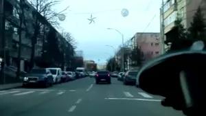 Urmărire în Mehedinţi. Un şofer fără permis a lovit maşina poliţiei, în timp ce fugea de oamenii legii. VIDEO