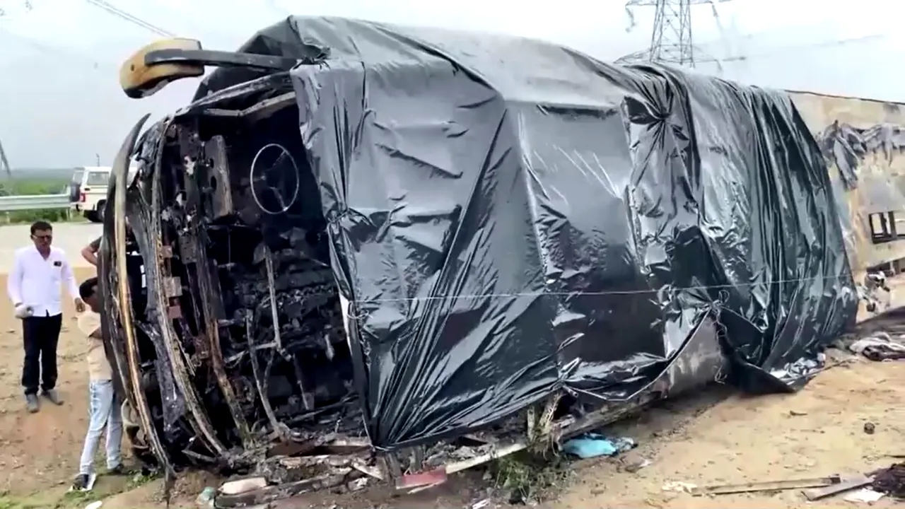 Un autobuz a luat foc pe o autostradă din India. Cel puţin 25 de persoane au murit, iar alte 8 au fost rănite