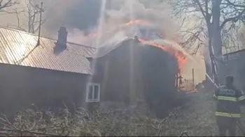 LIVE UPDATE Incendiu puternic într-un sat din Vrancea. Flăcările s-au extins la 32 de case