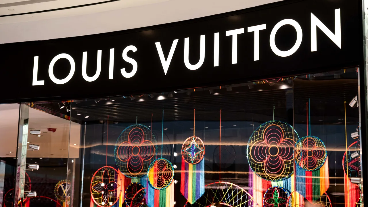 Furt de film la un magazin Louis Vuitton din Paris: a spart geamul cu maşina şi a scăpat cu prada

