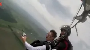 Spumant deschis cu sabia la 3.000 de metri înălţime! A facut-o  sommelierul Daniel Frumusachi în timp ce sărea cu paraşuta  