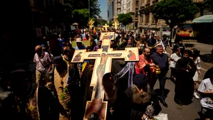 Procesiune cu agheasmă și rugăciuni pe Calea Victoriei, după marșul Bucharest Pride. A participat și Gigi Becali