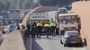 Un bărbat care furase un camion cu butelii şi se îndrepta în viteză spre centrul Barcelonei, ARESTAT