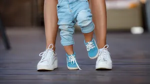 Indemnizaţiile pentru creşterea copilului, plafonate la 1800 de euro. Ministrul Muncii: În maximum două săptămâni, va fi finalizat un proiect de OUG