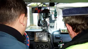 Tânăr băut, fără permis auto, urmărit de poliţişti şi prins după ce a intrat cu maşina în şanţ