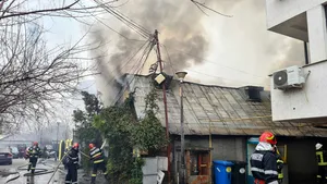 VIDEO Incendiu puternic în Sectorul 4 al Capitalei, cu degajări mari de fum 