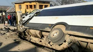 VIDEO Accident grav în Suceava. Un microbuz şcolar, implicat în coliziune. UPDATE: 17 minori şi 6 adulţi au ajuns la spital