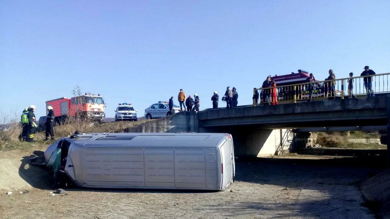 Un microbuz cu opt pasageri la bord s-a răsturnat în judeţul Mureş, în urma unui accident rutier
