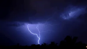 ANM: Cod de instabilitate atmosferică luni, cu vijelii, ploi torențiale și vânt puternic în mai mult