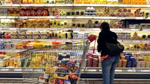 Produse lactacte expirate, găsite într-un supermarket din Capitală