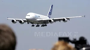 Dilema Airbus: Să investească masiv în modernizarea aeronavei A380 sau să renunţe la ea