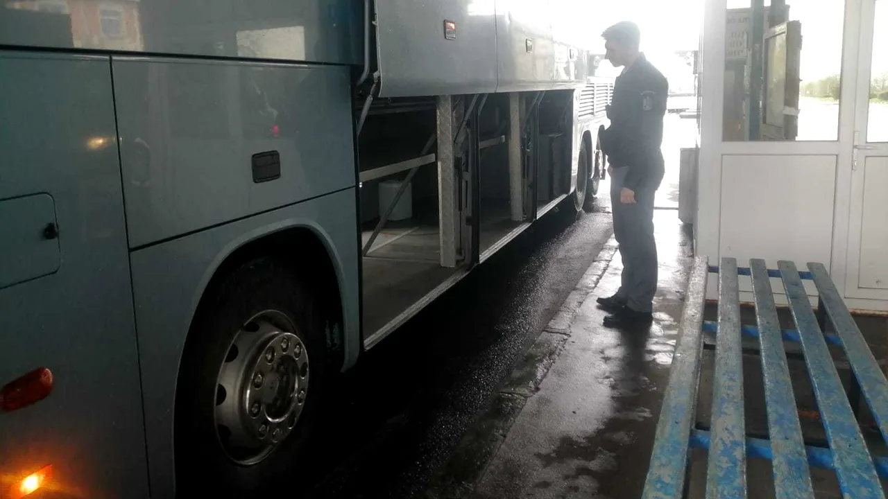 Un şofer de autocar a vrut să ducă peste 130 de litri de alcool în Italia, trecând prin România