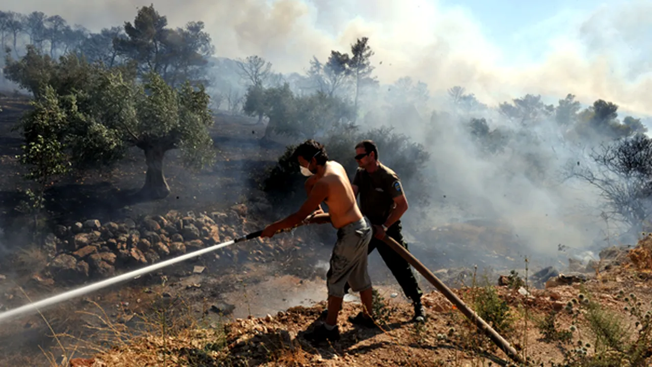 INCENDIU masiv la Atena: Mai multe case au fost avariate/ Autorităţile au decis evacuarea unei zone întinse 