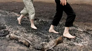 Team-building: 25 de elveţieni s-au ars încercând să meargă pe cărbuni încinşi 