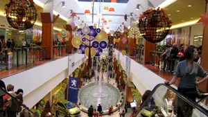 Decembrie în malluri: oameni mai mulţi, dar shopping mai slab