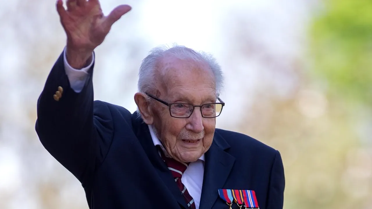 Veteranul, care a strâns 28 de milioane de lire pentru sistemul de sănătate din Marea Britanie, a ajuns în Guinness Book şi în topurile muzicale 
