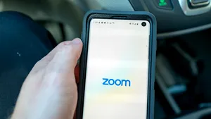  Coronavirusul i-a umplut de bani pe acţionarii Zoom. Şi tu puteai fi unul dintre ei.