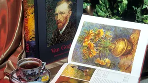 Jacheta-omagiu Yves Saint Laurent, vândută la licitaţie pentru o sumă record | FOTO