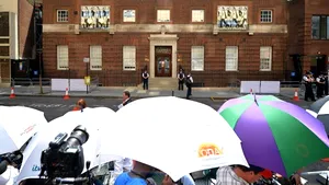 Doctorul care a condus echipa care a asistat-o la naştere pe ducesa Catherine: Este un copil minunat