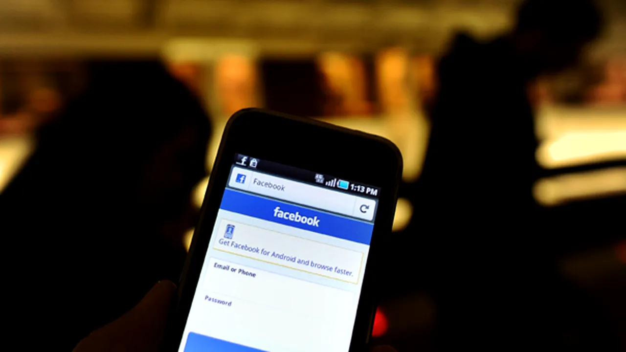 Zuckerberg a cerut Samsung un smartphone adaptat pentru Facebook
