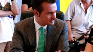 Primarul din Baia Mare, amendat pentru că nu dărâmă un zid în jurul unor blocuri de romi 