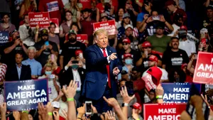 Noul logo de campanie imprimat pe tricourile susţinătorilor lui Trump, ironizat pe Twitter. Utilizatorii au sesizat asemănarea cu un simbol nazist