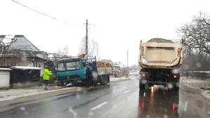 FOTO. Elevi implicaţi într-un accident fatal în Neamţ. Un minor a murit şi alţi doi au fost răniţi, loviţi de o autoutilitară