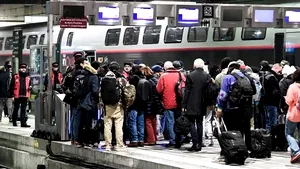 Doi indivizi suspectaţi de terorism, reţinuţi la Paris sub acuzaţia că voiau să comită un atentat 