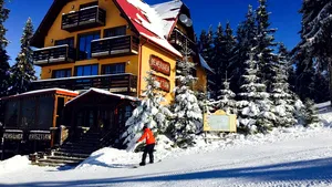 REPORTAJ: Mii de turişti se uită spre 2017 prin ochii strălucitori ai zăpezii de pe pârtiile din Valea Jiului - GALERIE FOTO 