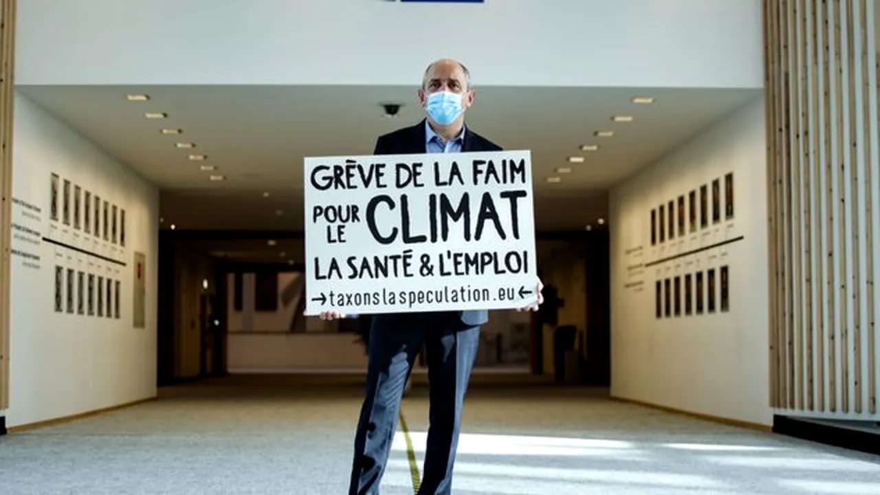Un eurodeputat francez care cere o taxă UE pe tranzacţii financiare a intrat în greva foamei 