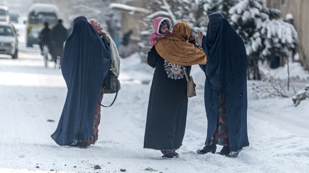 Talibanii interzic femeilor să lucreze pentru  ONG-uri. Criza umanitară se adânceşte în Afganistan