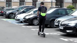 Job modern, dar pretenţios. Alexandru, angajat la primăria Iaşi, verifică parcometrele folosind trotineta electrică