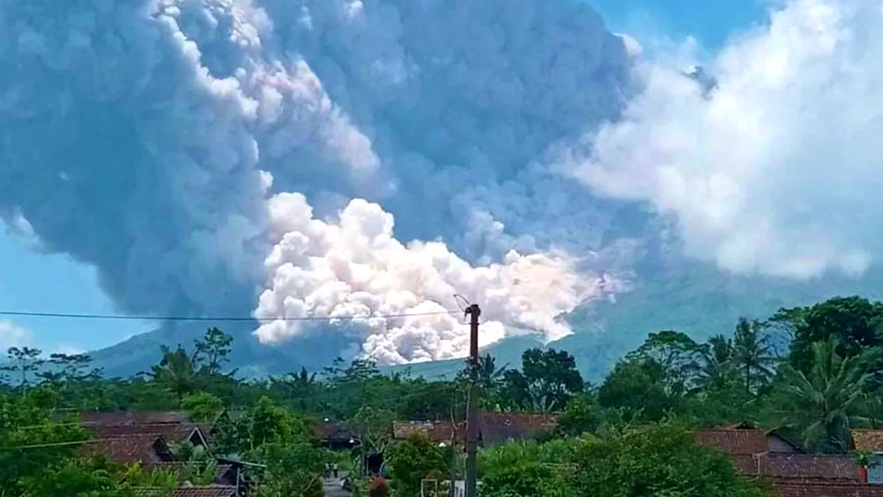 Vulcanul Merapi din Indonezia a erupt din nou, acoperind satele cu cenuşă