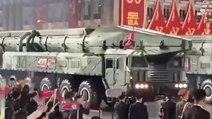 Coreea de Nord marchează 80 de ani de la înființarea Partidului Muncitorilor printr-o amplă paradă militară la Phenian. Nume importante au fost lângă Kim Jong-un